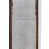 A QUEEN ANNE PARCEL-GILT FIGURED WALNUT PIER MIRROR - Foto 1