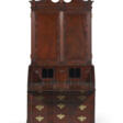 A CHIPPENDALE CARVED MAHOGANY BLOCK-FRONT DESK-AND-BOOKCASE - Jetzt bei der Auktion