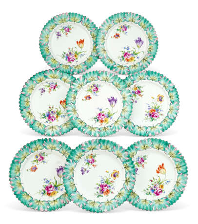 A PERSONALIZED SET OF EIGHT FRENCH (LE TALLEC) FAIENCE DINNER PLATES - Foto 1