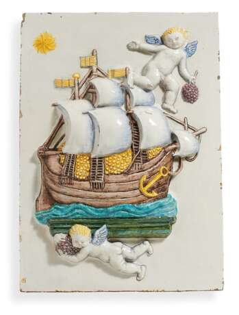 Monumentale Reliefplatte mit Segelschiff und Putten. Karlsruher Majolika Manufaktur - Foto 1