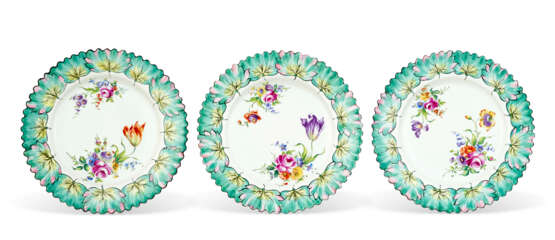 A PERSONALIZED SET OF EIGHT FRENCH (LE TALLEC) FAIENCE DINNER PLATES - Foto 2