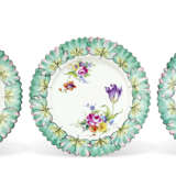 A PERSONALIZED SET OF EIGHT FRENCH (LE TALLEC) FAIENCE DINNER PLATES - Foto 2