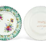 A PERSONALIZED SET OF EIGHT FRENCH (LE TALLEC) FAIENCE DINNER PLATES - Foto 3