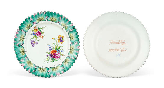 A PERSONALIZED SET OF EIGHT FRENCH (LE TALLEC) FAIENCE DINNER PLATES - Foto 3