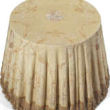 A CONTINENTAL CREAM GROUND POLYCHROME PAINTED CIRCULAR CENTER TABLE WITH FAUX PAINTED TABLECLOTH - Foto 2