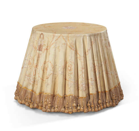 A CONTINENTAL CREAM GROUND POLYCHROME PAINTED CIRCULAR CENTER TABLE WITH FAUX PAINTED TABLECLOTH - Foto 3