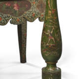 A REGENCY STYLE FLORAL AND GREEN PAINTED FLOOR LAMP - Foto 4