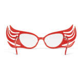 A PAIR OF RED-LACQUERED SPECTACLES - Foto 2