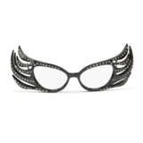 A PAIR OF DIAMANTE-ENCRUSTED BLACK-LACQUERED SPECTACLES - Foto 1