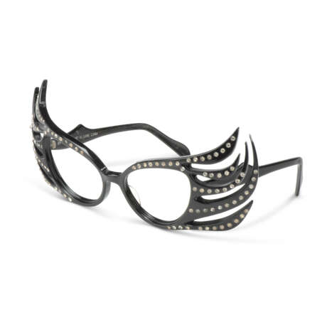 A PAIR OF DIAMANTE-ENCRUSTED BLACK-LACQUERED SPECTACLES - Foto 2