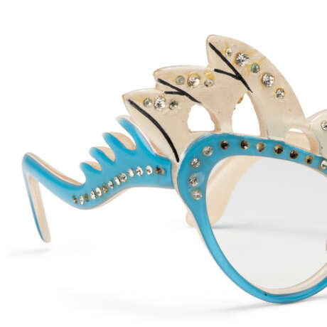 A PAIR OF DIAMANTE-ENCRUSTED `SYDNEY OPERA HOUSE` SPECTACLES - Foto 3