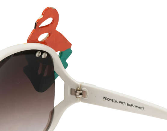 A PAIR OF WHITE-LACQUERED `FLAMINGO` SUNGLASSES - фото 3