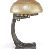 AN AUSTRIAN PATINATED BRONZE AND IRIDESCENT GLASS TABLE LAMP - фото 2