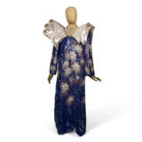 A BLUE-SEQUINED GOWN - Foto 1