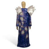 A BLUE-SEQUINED GOWN - Foto 2