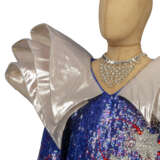 A BLUE-SEQUINED GOWN - Foto 3