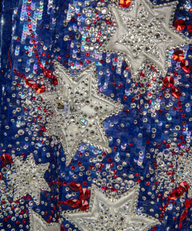 A BLUE-SEQUINED GOWN - Foto 4