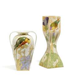 Vierkantvase mit Vogel und Malven & Henkelvase mit Papagei und Stiefmütterchen. Rozenburg, Den Haag