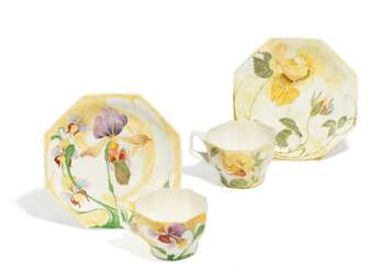 Zwei Teetassen und Untertassen mit Orchideen bzw. gelben Rosen. Rozenburg, Den Haag