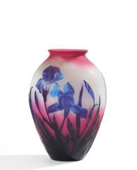 Große Vase mit Iris. Gallé, Emile-Nancy.