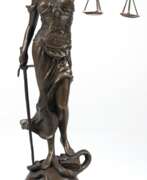 Sculptures. Bronzefigur &quot;Justitia&quot;, mit Waage und Schwert auf Buch und Schlange stehend, H. 39 cm, auf schwarzem Steinsockel, Ges.-H. 45 cm