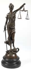 Bronzefigur &quot;Justitia&quot;, mit Waage und Schwert auf Buch und Schlange stehend, H. 39 cm, auf schwarzem Steinsockel, Ges.-H. 45 cm