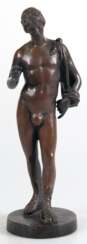 Bronzefigur &quot;Narziss&quot;, nach antikem Original, um 1900, braun patiniert, unsigniert, auf runder Plinthe, H. 30 cm