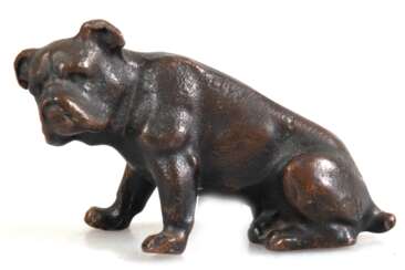 Bronzefigur &quot;Sitzende englische Bulldogge&quot;, braun patiniert, unsigniert, H. 6 cm