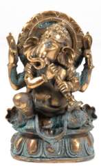 Figur &quot;Ganesha- Elefantengott mit Musikinstrument&quot;, Bronze/ Messing, Lotosblüte unter dem Boden, patiniert, Gebrauchspuren, H. 15,5 cm