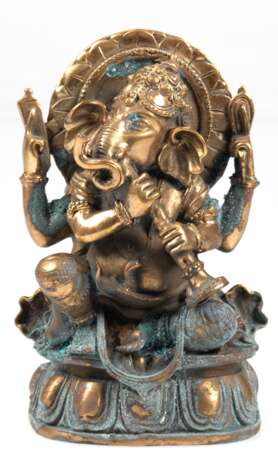 Figur "Ganesha- Elefantengott mit Musikinstrument", Bronze/ Messing, Lotosblüte unter dem Boden, patiniert, Gebrauchspuren, H. 15,5 cm - photo 1