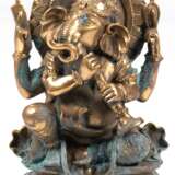 Figur "Ganesha- Elefantengott mit Musikinstrument", Bronze/ Messing, Lotosblüte unter dem Boden, patiniert, Gebrauchspuren, H. 15,5 cm - photo 1