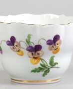 Produits en porcelaine. Meissen-Koppchen, 1850-1924, Bunte Blume 1 mit Goldrand (berieben), Schwertermarke mit 2 Schleifstrichen, H. 6,5 cm, Dm. 10 cm