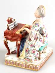 Meissen-Figur &quot;Das Gehör- Dame am Klavier&quot;, aus der Serie &quot;Fünf Sinne&quot;, Ende 19. Jh., Entwurf von Johann Carl Schönheit 1772, polychrom bemalt, Modell-Nr. E 1, H. 12,5 cm