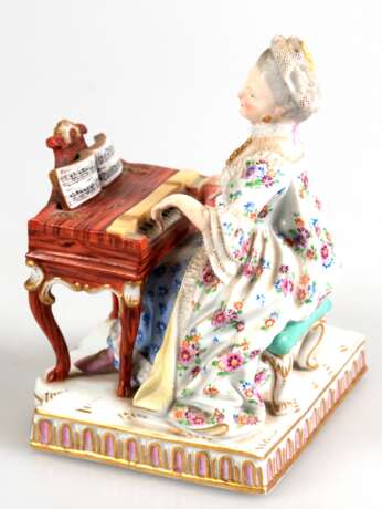 Meissen-Figur "Das Gehör- Dame am Klavier", aus der Serie "Fünf Sinne", Ende 19. Jh., Entwurf von Johann Carl Schönheit 1772, polychrom bemalt, Modell-Nr. E 1, H. 12,5 cm - Foto 1