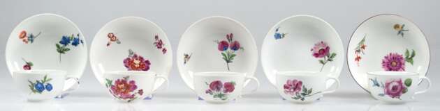 5 Meissen-Tassen mit UT, Marcolini-Zeit (1774- 1814), Bunte Blume, 2x Rand best., 2 kleine Brandrisse, 1x Glasur repariert - Foto 1