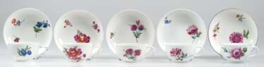 5 Meissen-Tassen mit UT, Marcolini-Zeit (1774- 1814), Bunte Blume, 2x Rand best., 2 kleine Brandrisse, 1x Glasur repariert