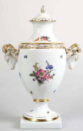 Deckelvase, Fürstenberg, mit Blumendekor und Goldstaffage, auf quadratischem Fuß, gebauchter Korpus mit 2 plastischen Widderköpfen, H. 38,5 cm - photo 1