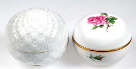 2 Meissen-Deckeldosen, rund, dabei Rote Rose mit Goldrand, 2. Wahl, H. 6 cm, Dm. 9 cm und weiß mit Blütenrelief, 1.Wahl, H. 7,5 cm, Dm. 9,5 cm - photo 1