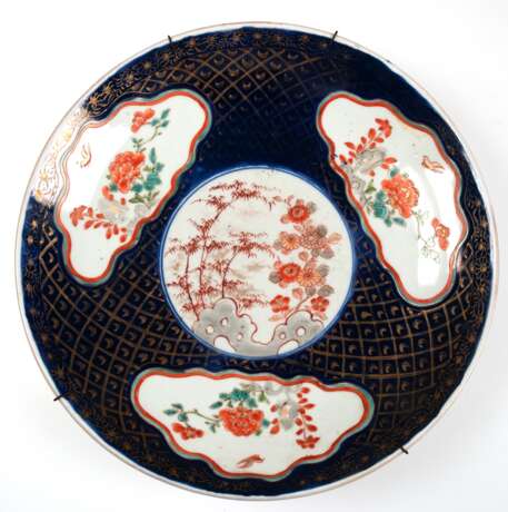 Große Imari-Schale, Japan um 1820, mit Floral- und Goldmalerei, Dm. 31 cm - photo 1