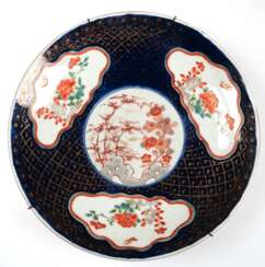 Große Imari-Schale, Japan um 1820, mit Floral- und Goldmalerei, Dm. 31 cm