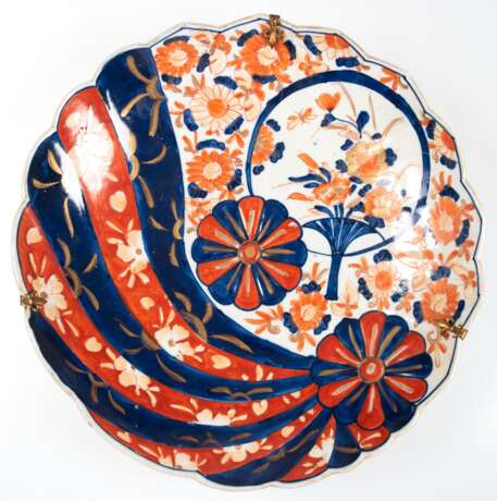 Imari-Schale, Japan, floral bemalt, mit Riß, Dm. 34 cm - photo 1