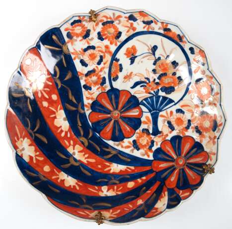 Imari-Schale, Japan um 1900, mit Floralmalerei, Dm. 34 cm - photo 1