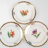 3 Meissen-Teller, Bunte Blume 1 mit breitem Goldrand, 2. Wahl, Dm. 18 cm - фото 1