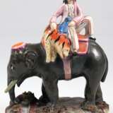 Porzellanfigur "Orientale mit erlegtem Tiger auf Elefant sitzend", um 1890, polychrom bemalt, ungemarkt, H. 22,5 cm - photo 1