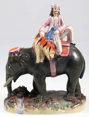 Porzellanfigur "Orientale mit erlegtem Tiger auf Elefant sitzend", um 1890, polychrom bemalt, ungemarkt, H. 22,5 cm - photo 1