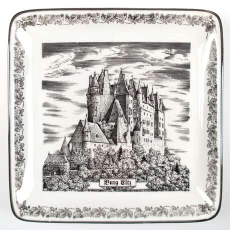 Schale mit Darstellung der Burg Eltz in Schwarz, Bauscher Weiden, Rand mit silbernem Eichenlaubdekor, 2x21x21 cm - Foto 1