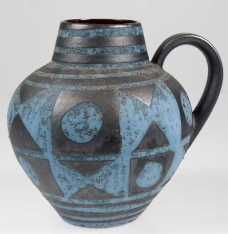 Keramik-Vase, Carstens Tönnieshof, um 1960, gebauchter Korpus mit Henkel, blau/grauer geometrischer Dekor, H. 23 cm - photo 1