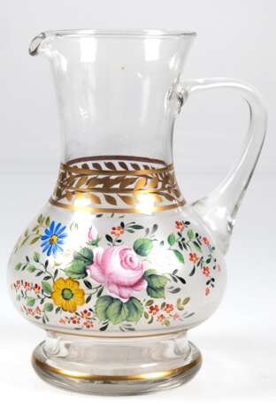 Glaskrug mit Emailmalerei, um 1900, ausgeschliffener Abriß, satinierter Korpus mit polychromer Floralmalerei, H. 22 cm - Foto 1