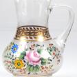 Glaskrug mit Emailmalerei, um 1900, ausgeschliffener Abriß, satinierter Korpus mit polychromer Floralmalerei, H. 22 cm - Сейчас на аукционе