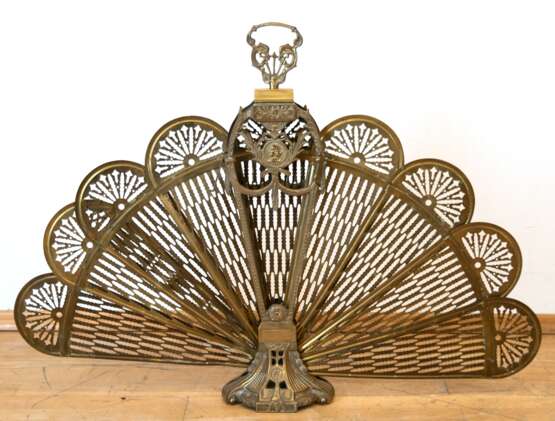 Kaminschirm in Fächerform, um 1900, Messing, durchbrochen gearbeitet, H. 68 cm, B. 22 cm bzw. 94 cm - Foto 1